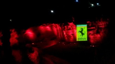 evento Ferrari, illuminazione scogliera, proiezione logo